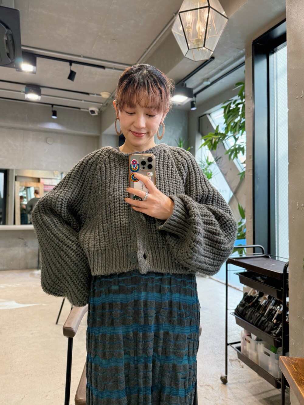 グレー系のニット/セーターを着用したレディースの冬コーディネートの3枚目の写真