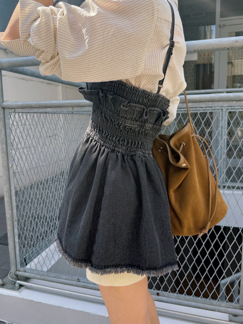 ブラック系のシャツ/ブラウス、シルバー系のバングル/リストバンドを着用したレディースの春コーディネートの3枚目の写真