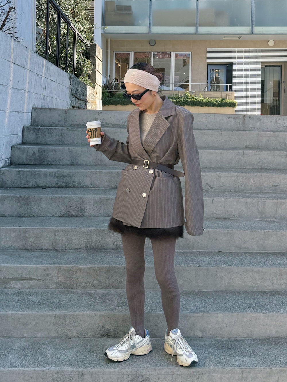 ベージュ系のテーラードジャケット、ベージュ系のヘアバンドを着用したレディースの冬コーディネートの2枚目の写真