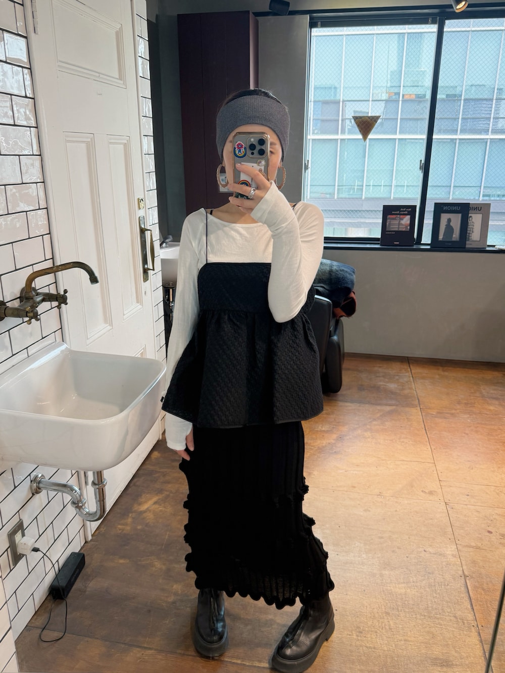 ホワイト系のTシャツ/カットソー、ブラック系のスカート、グレー系のヘアバンドを着用したレディースの冬コーディネートの2枚目の写真