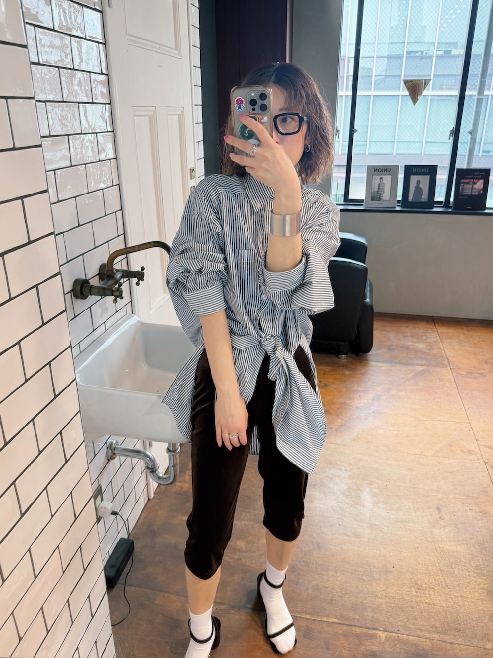 ブラウン系のその他パンツ、シルバー系のバングル/リストバンドを着用したレディースの春コーディネートの2枚目の写真