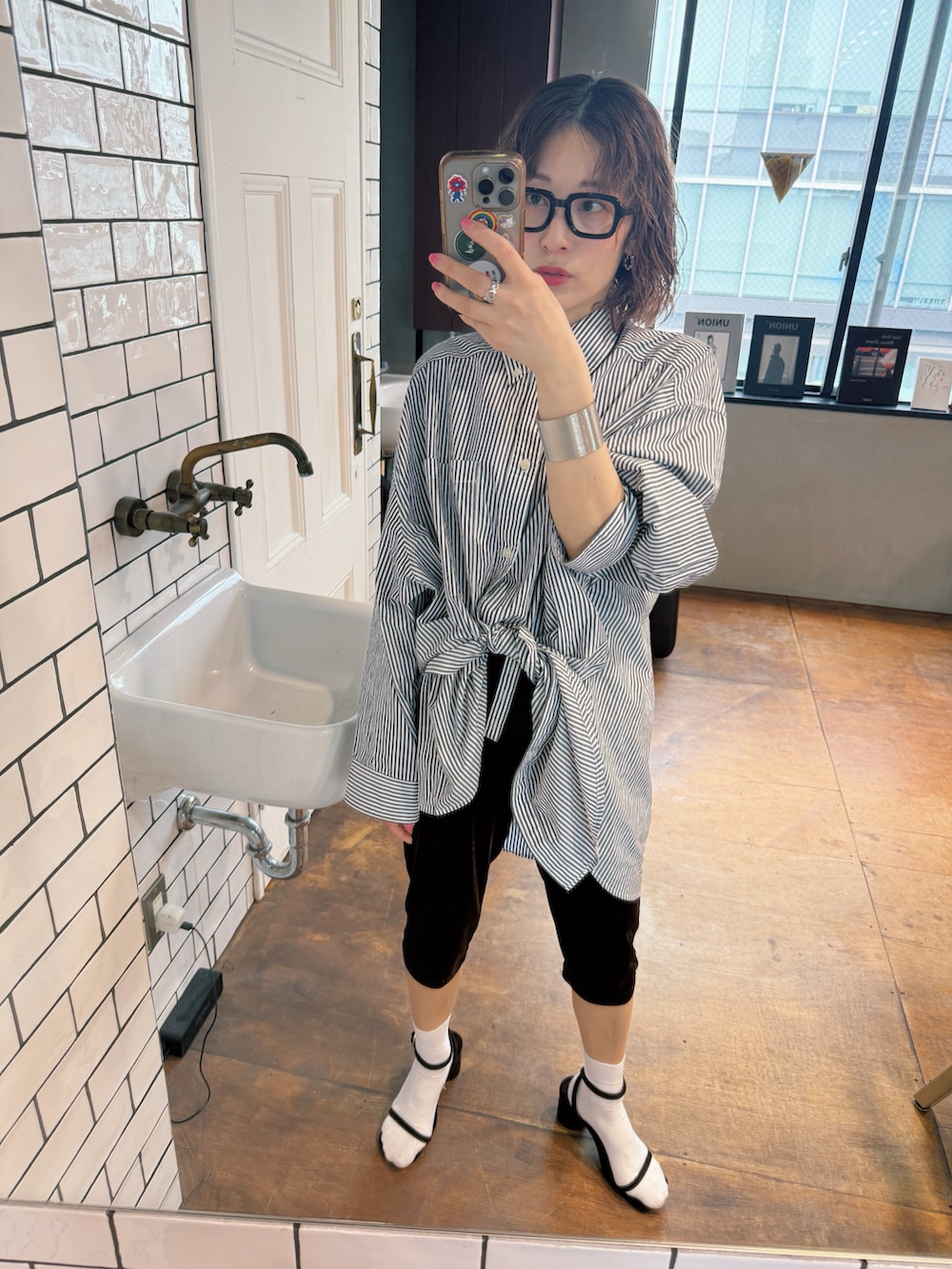 ブラウン系のその他パンツ、シルバー系のバングル/リストバンドを着用したレディースの春コーディネートの3枚目の写真