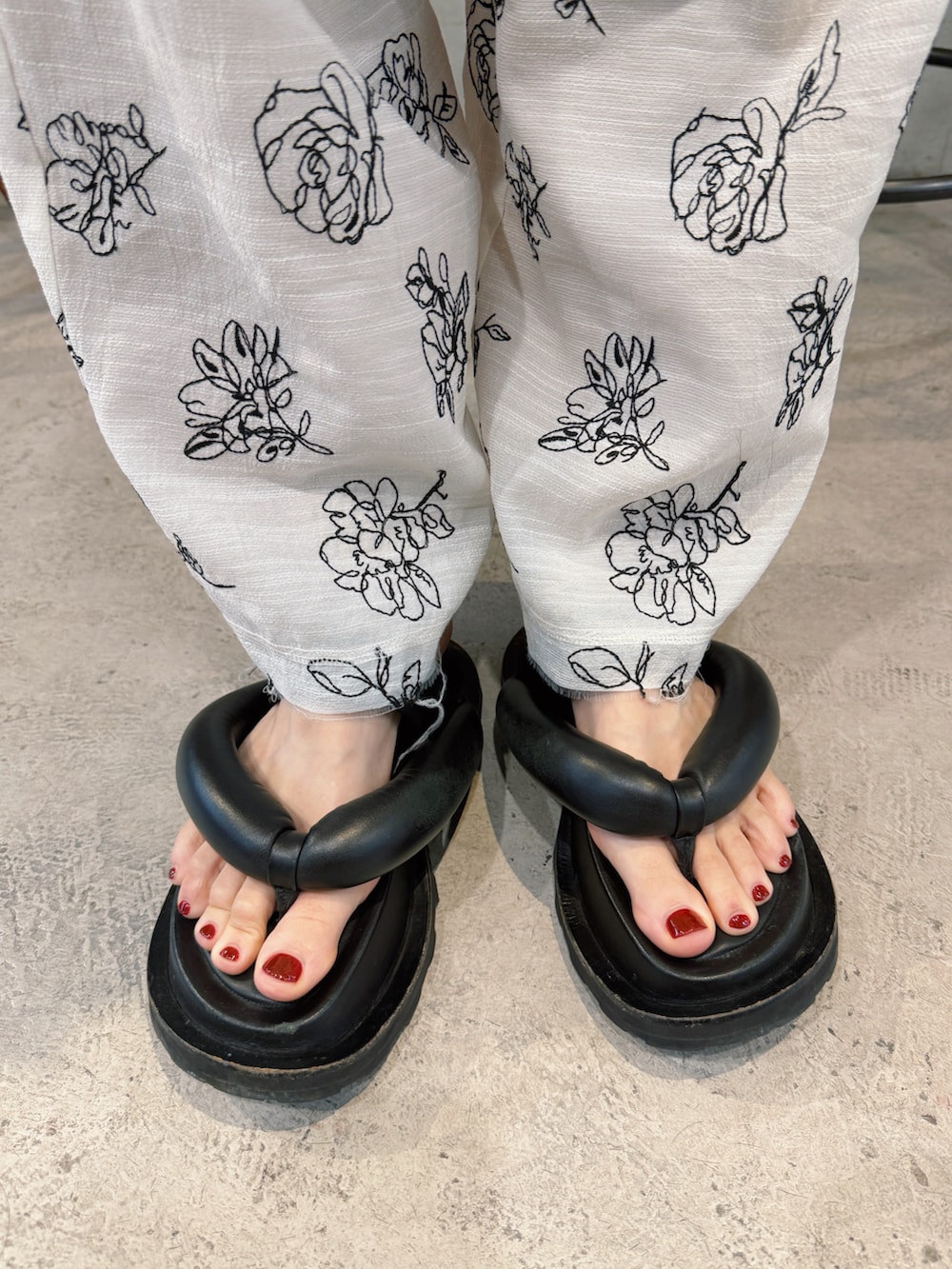 ホワイト系のシャツ/ブラウス、ホワイト系のその他パンツ、シルバー系のバングル/リストバンドを着用したレディースの春コーディネートの3枚目の写真