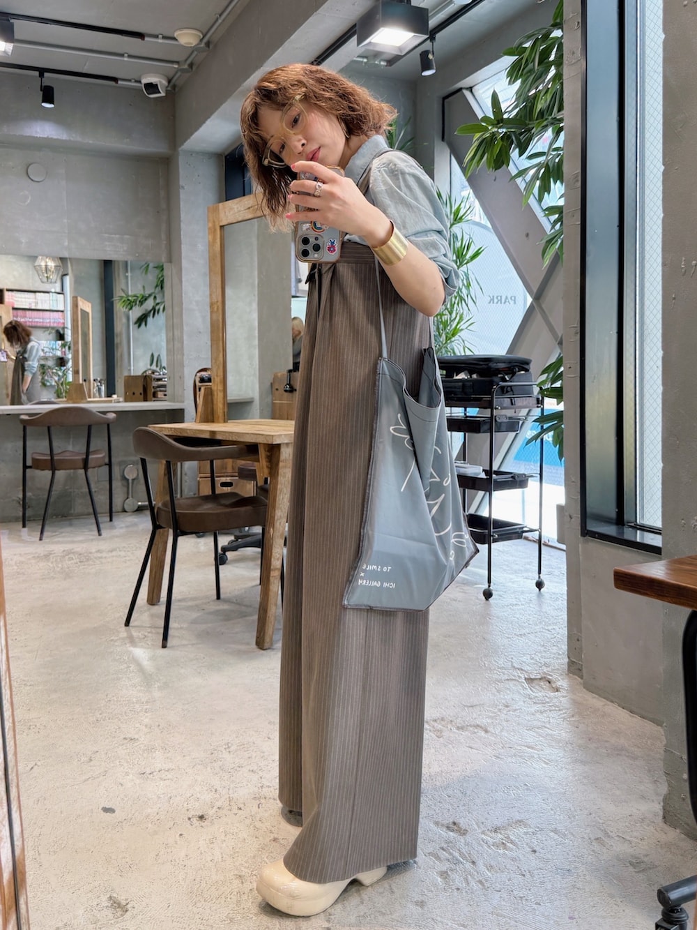 ベージュ系のつなぎ/オールインワンを着用したレディースの春コーディネートの2枚目の写真