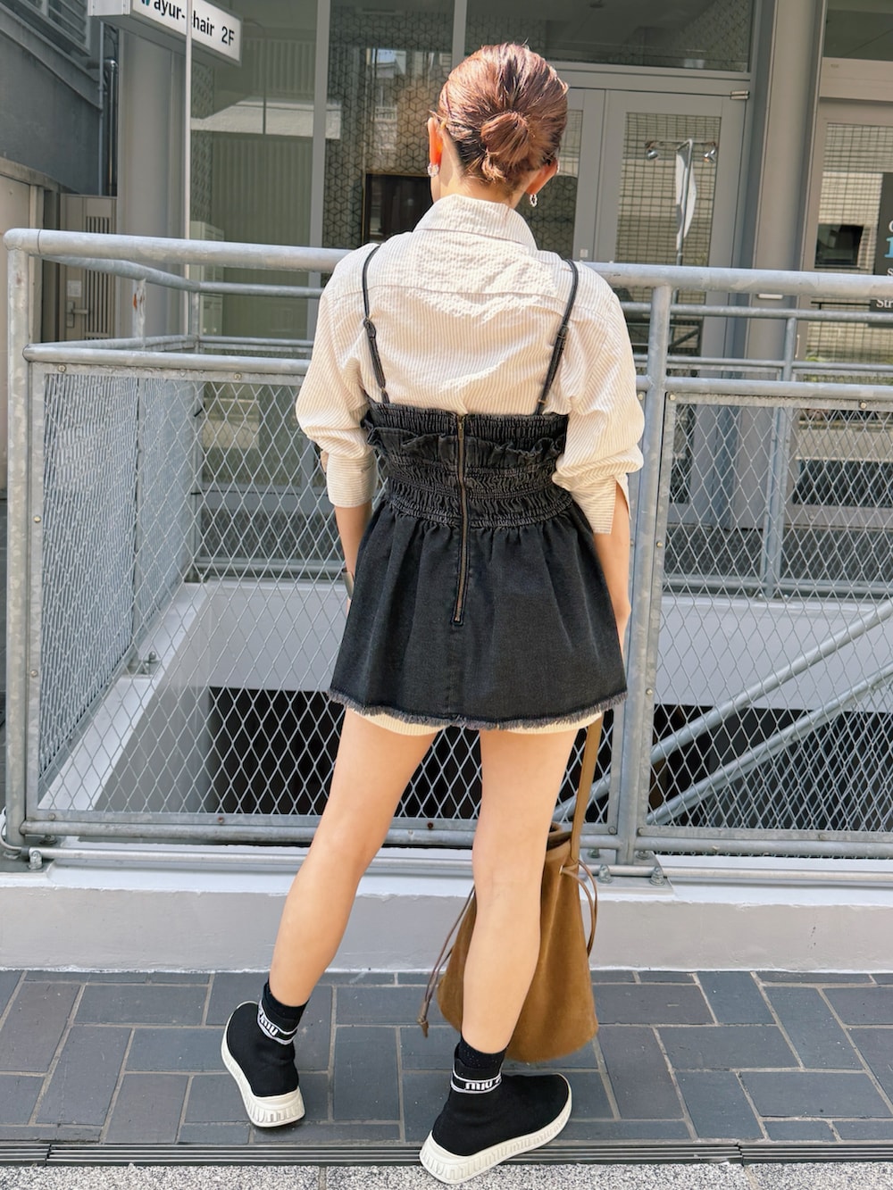 ブラック系のシャツ/ブラウス、シルバー系のバングル/リストバンドを着用したレディースの春コーディネートの2枚目の写真