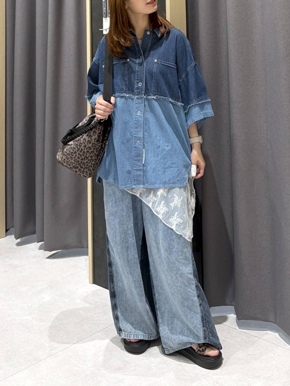 ブルー系のデニムパンツ、その他のショルダーバッグ、その他のサンダルを着用したレディースの春コーディネートの4枚目の写真