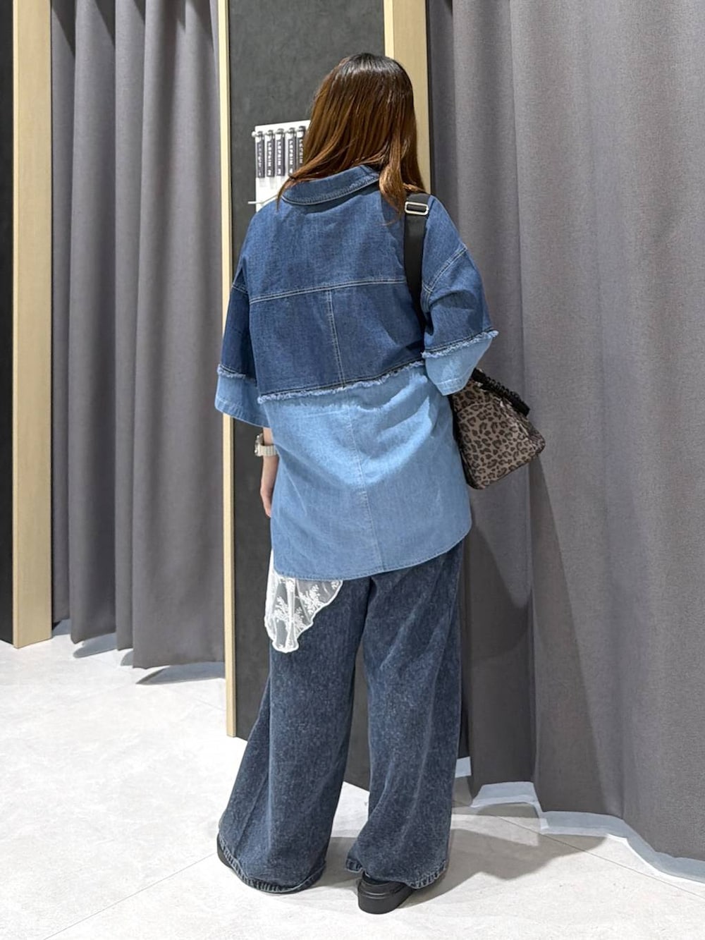 ブルー系のデニムパンツ、その他のショルダーバッグ、その他のサンダルを着用したレディースの春コーディネートの3枚目の写真