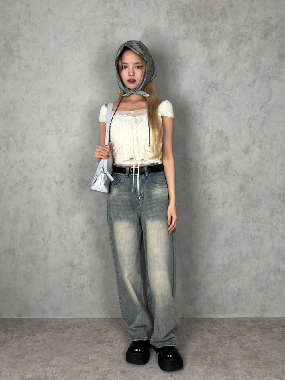 ホワイト系のTシャツ/カットソー、ブルー系のショルダーバッグ、ブルー系のバンダナ/スカーフを着用したレディースの夏コーディネートの3枚目の写真