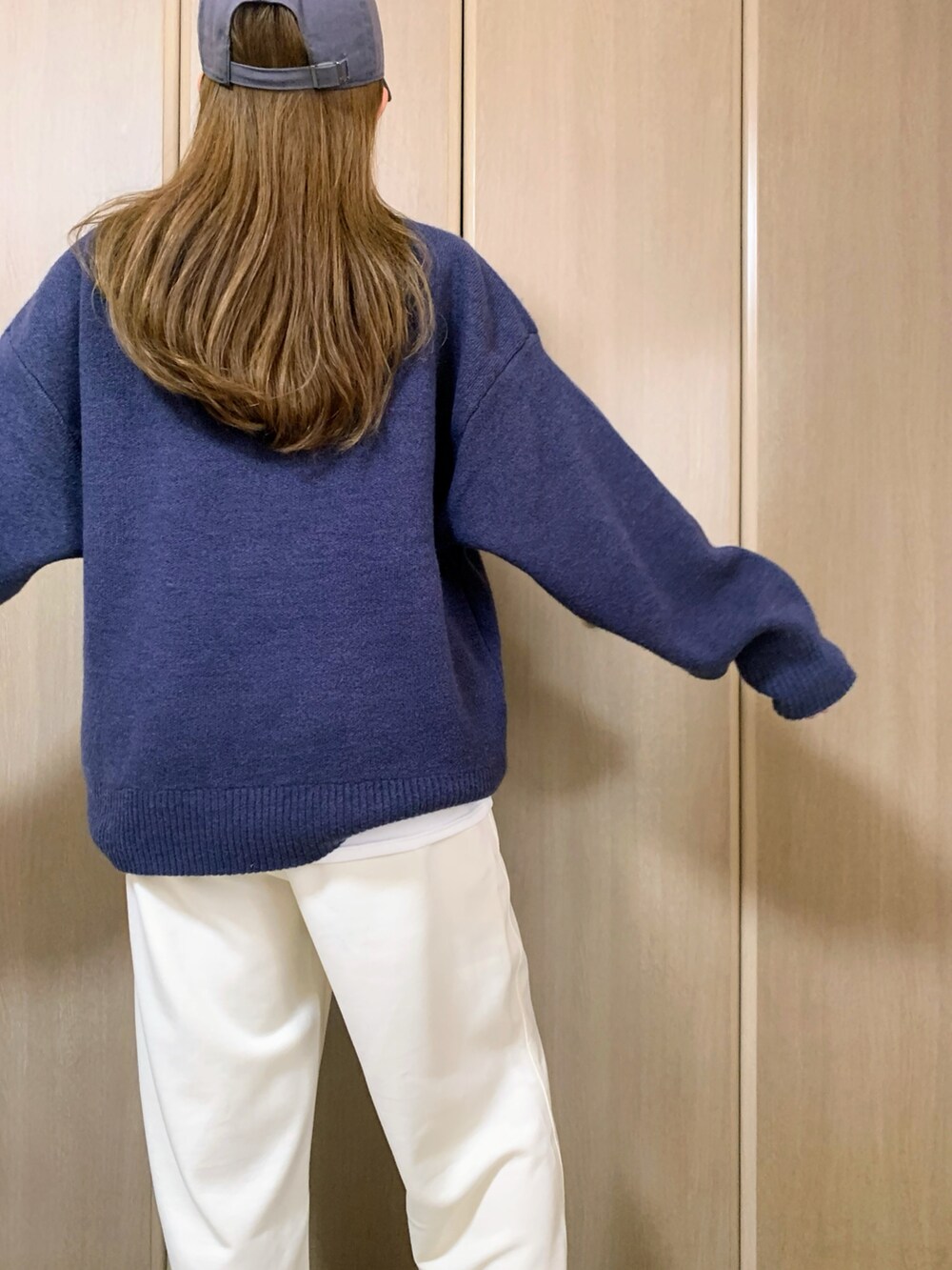 ブラック系のスウェットパンツ、ブルー系のニット/セーターを着用したレディースの冬コーディネートの2枚目の写真