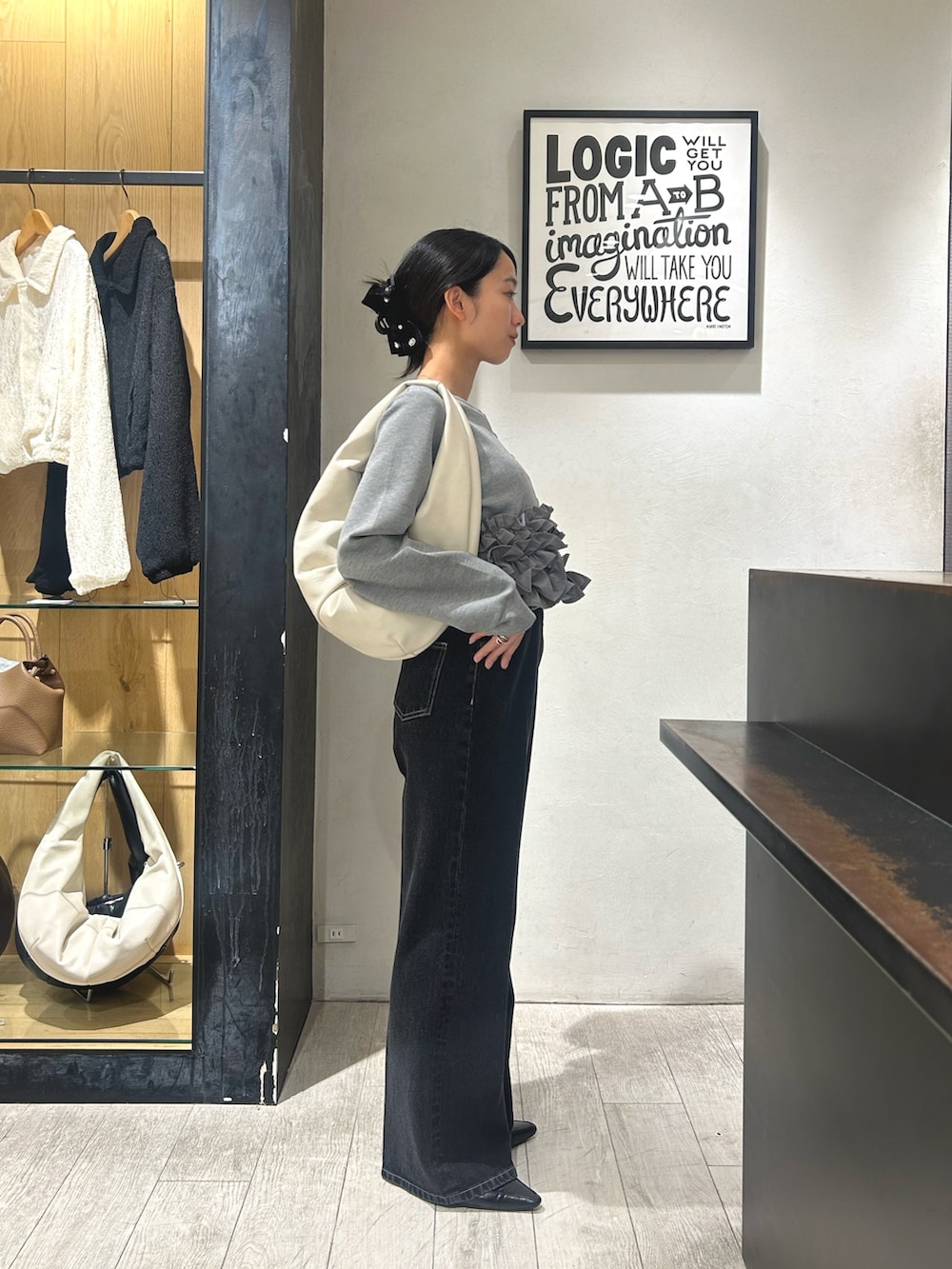 グレー系のTシャツ/カットソー、ブラック系のデニムパンツ、ブラック系のローファーを着用したレディースの秋コーディネートの2枚目の写真