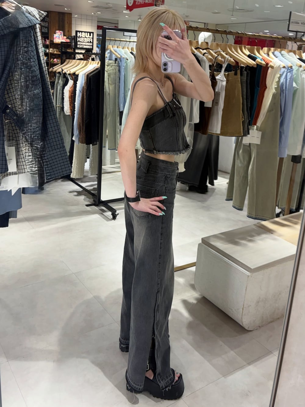 ブラック系のその他トップス、ブラック系のデニムパンツ、ブラック系のブーツを着用したレディースの春コーディネートの3枚目の写真