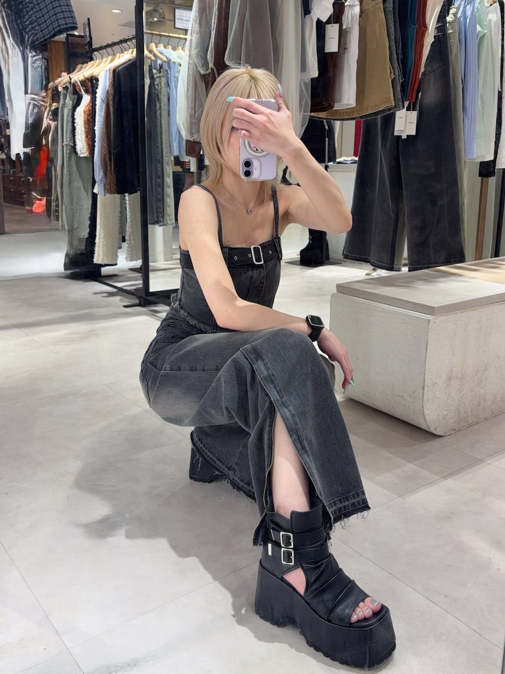 ブラック系のその他トップス、ブラック系のデニムパンツ、ブラック系のブーツを着用したレディースの春コーディネートの4枚目の写真