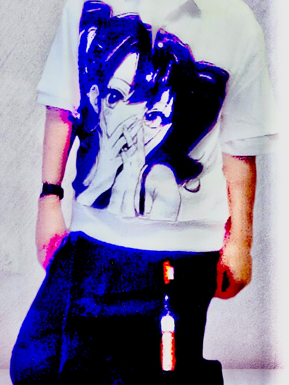 ホワイト系のシャツ/ブラウス、ブルー系のデニムパンツ、グレー系のTシャツ/カットソーを着用したメンズの春コーディネートの2枚目の写真