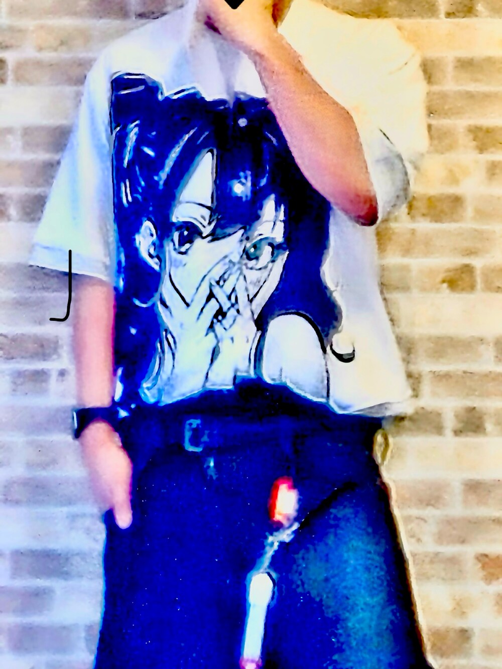 ホワイト系のシャツ/ブラウス、ブルー系のデニムパンツ、グレー系のTシャツ/カットソーを着用したメンズの春コーディネートの3枚目の写真