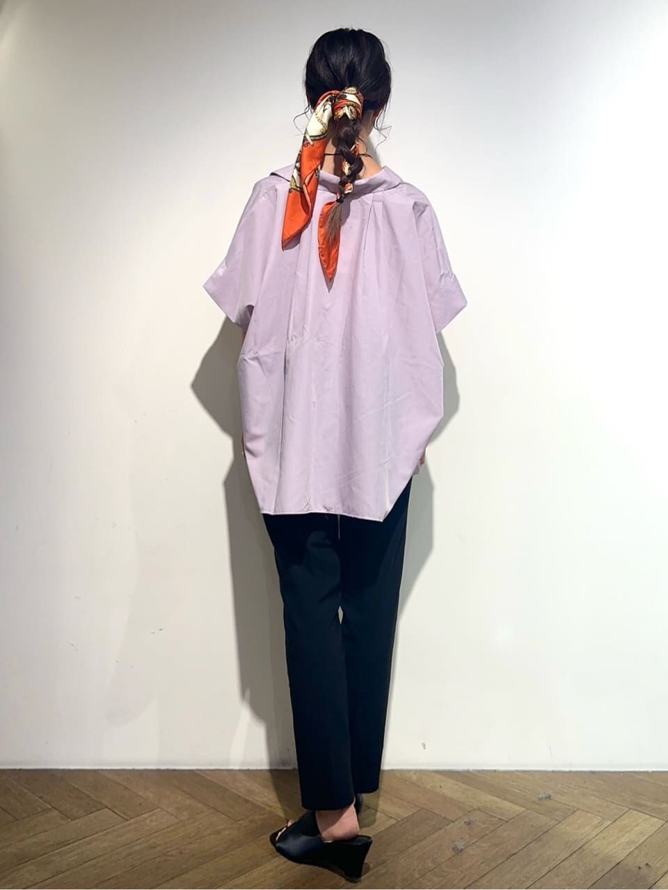 パープル系のシャツ/ブラウス、ブラック系のその他パンツ、ブラック系のサンダルを着用したレディースの夏コーディネートの3枚目の写真
