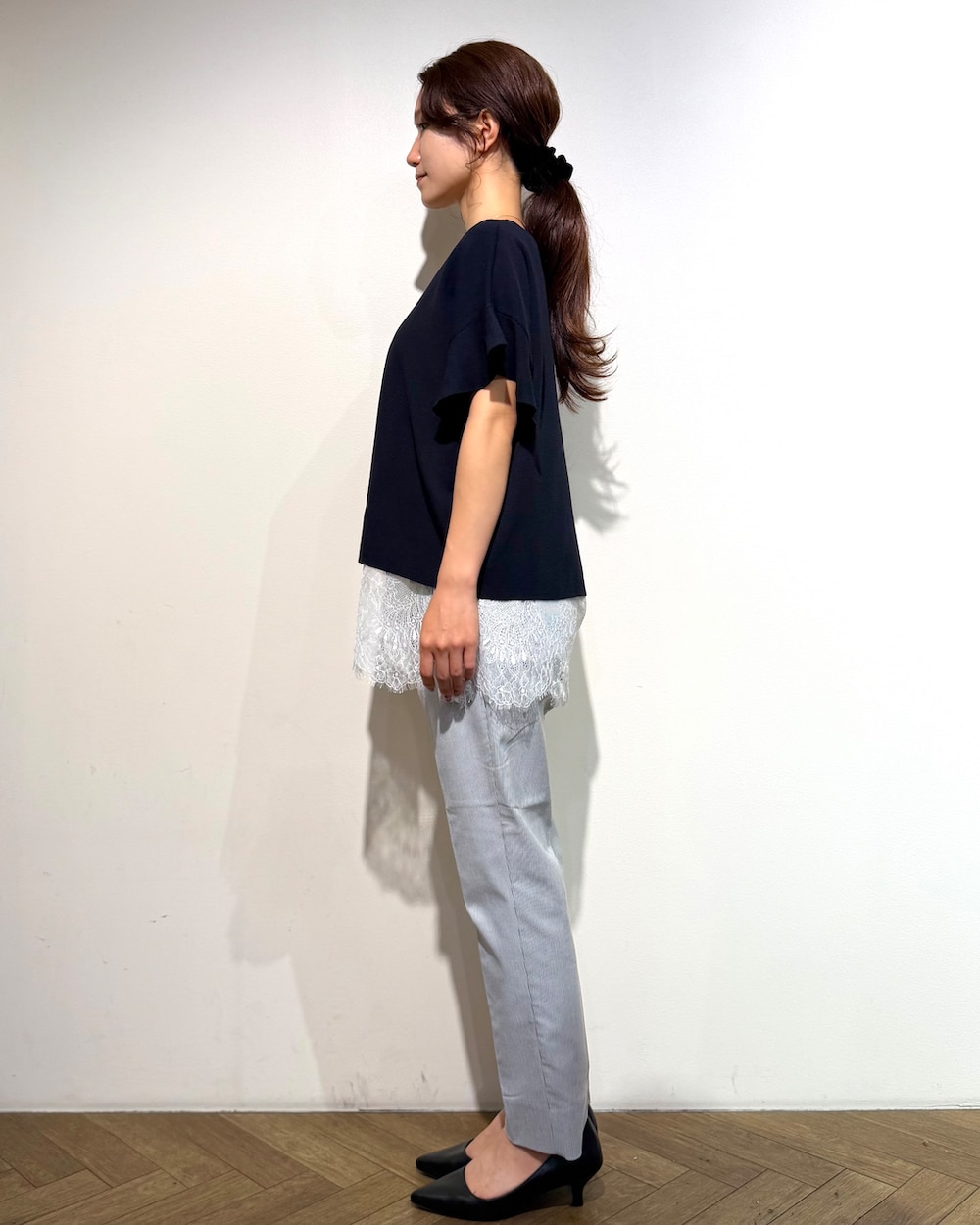 ブラック系のニット/セーター、ホワイト系のタンクトップ、ブラック系のその他パンツを着用したレディースの夏コーディネートの4枚目の写真