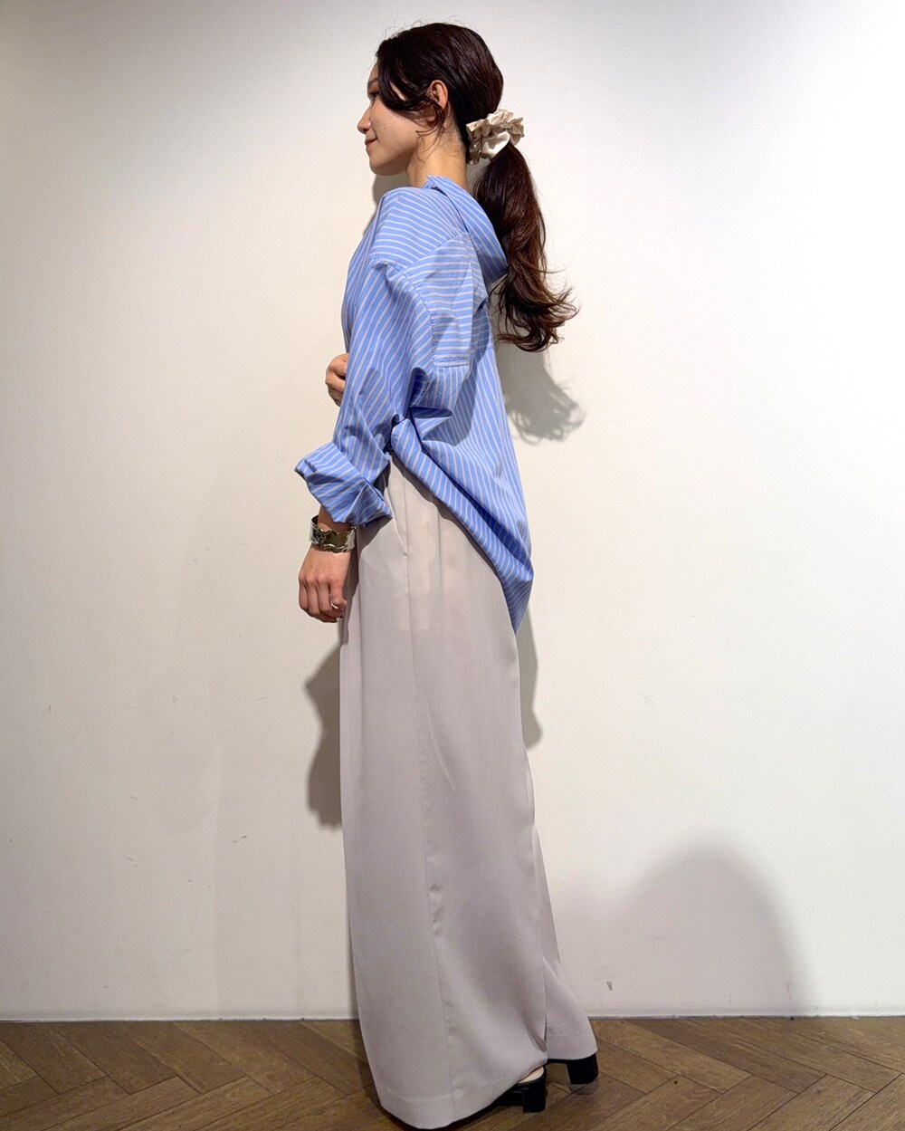 ブルー系のシャツ/ブラウス、ベージュ系のその他パンツ、ブラック系のサンダルを着用したレディースの春コーディネートの4枚目の写真