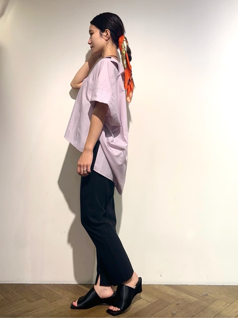 パープル系のシャツ/ブラウス、ブラック系のその他パンツ、ブラック系のサンダルを着用したレディースの夏コーディネートの2枚目の写真