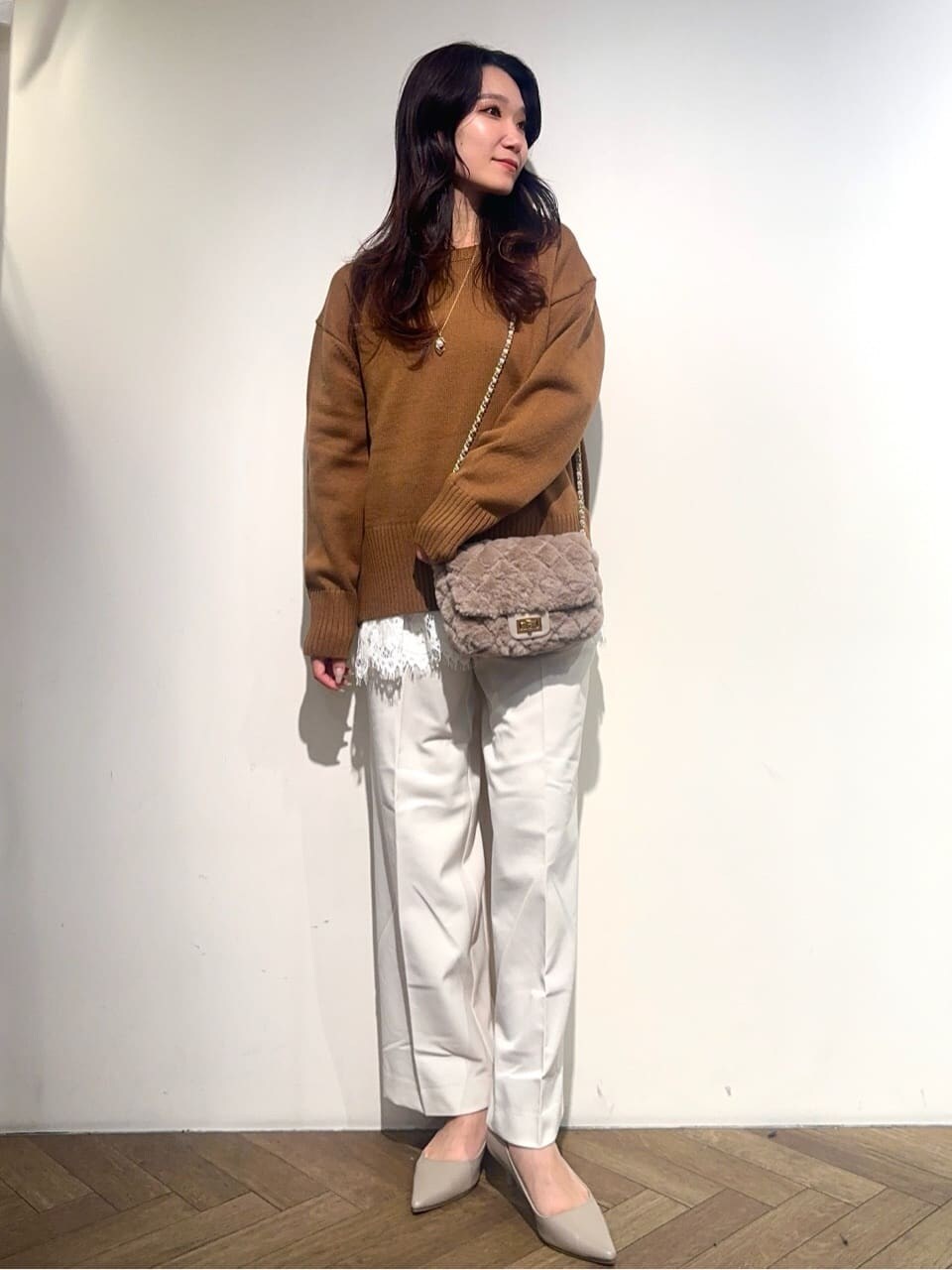 イエロー系のニット/セーター、ホワイト系のTシャツ/カットソー、ホワイト系のその他パンツを着用したレディースの秋コーディネートの2枚目の写真