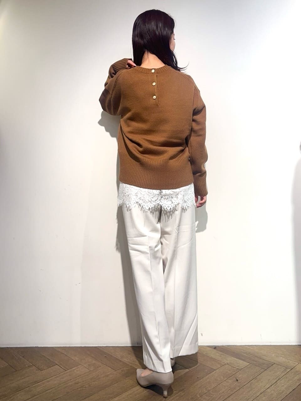 イエロー系のニット/セーター、ホワイト系のTシャツ/カットソー、ホワイト系のその他パンツを着用したレディースの秋コーディネートの5枚目の写真