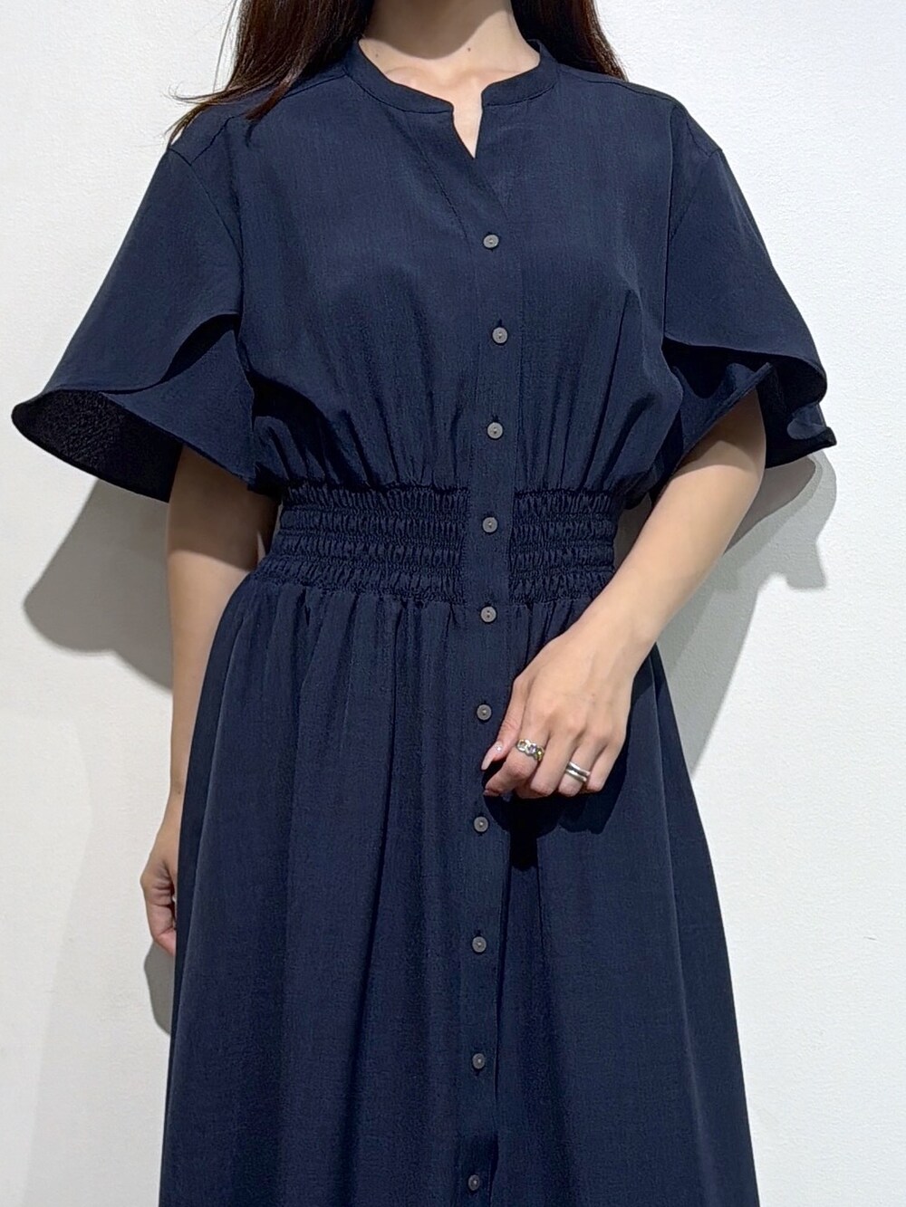 ブルー系のワンピース、シルバー系のショルダーバッグ、ブラック系のサンダルを着用したレディースの夏コーディネートの8枚目の写真
