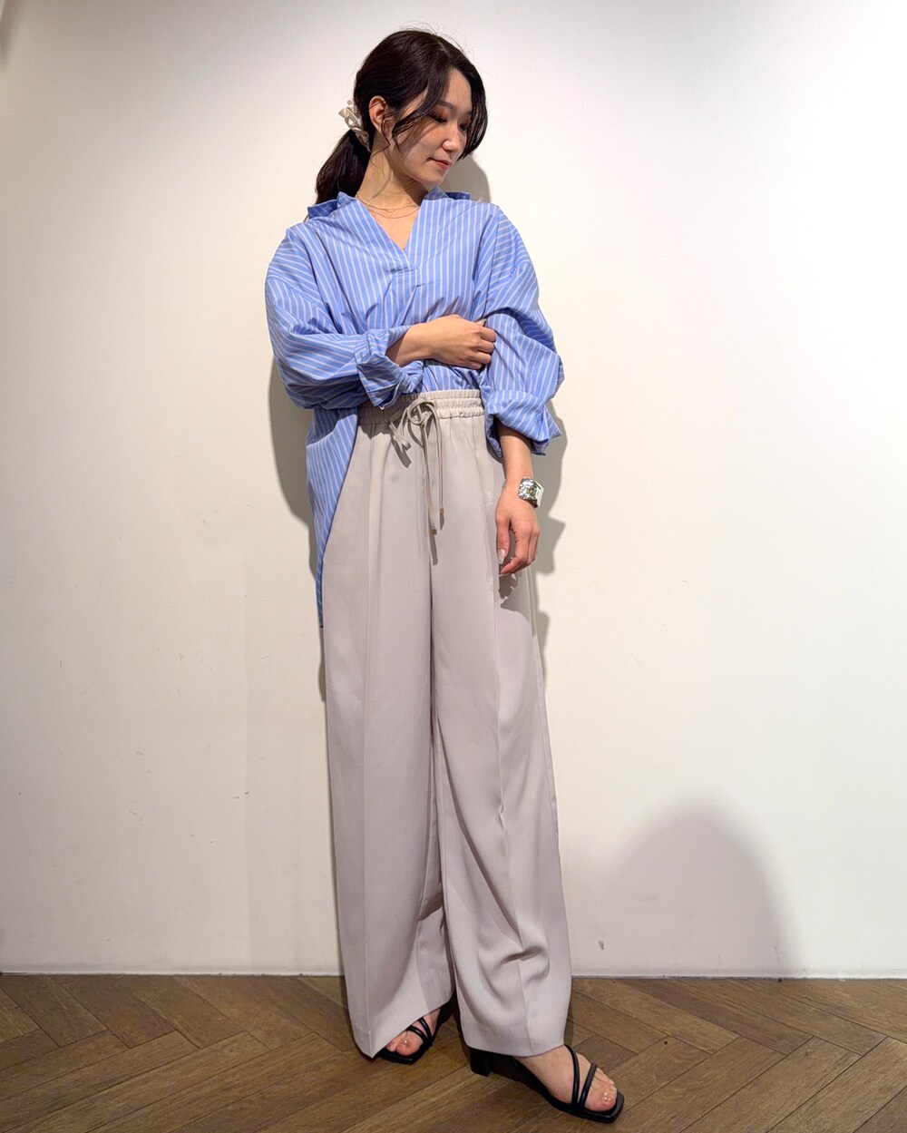 ブルー系のシャツ/ブラウス、ベージュ系のその他パンツ、ブラック系のサンダルを着用したレディースの春コーディネートの2枚目の写真