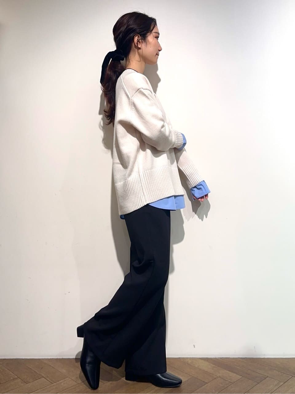 ホワイト系のニット/セーター、ブルー系のTシャツ/カットソー、ブラック系のその他パンツを着用したレディースの冬コーディネートの4枚目の写真
