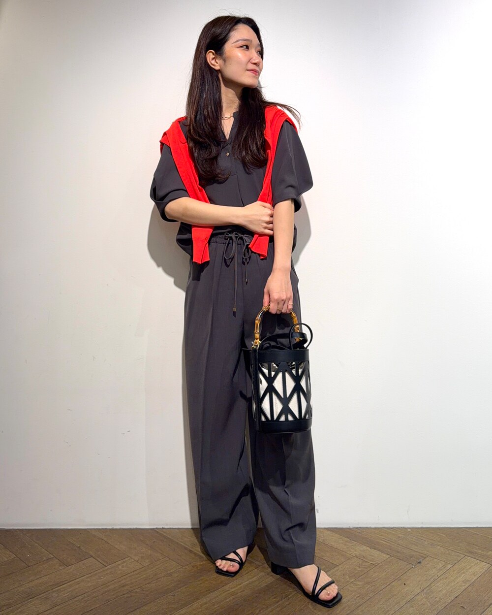 グレー系のシャツ/ブラウス、グレー系のその他パンツ、ブラック系のサンダルを着用したレディースの春コーディネートの5枚目の写真