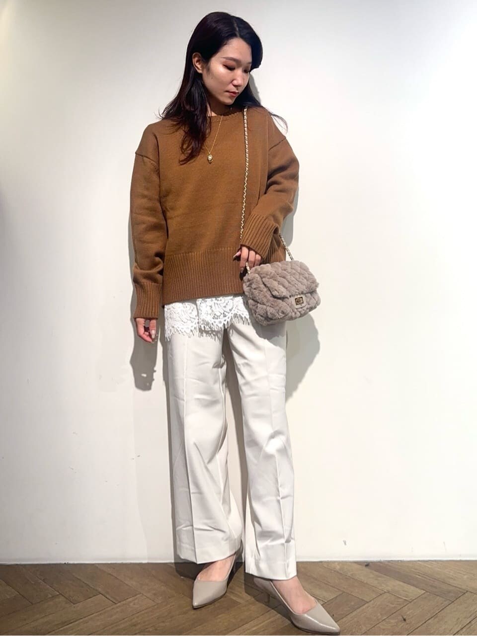 イエロー系のニット/セーター、ホワイト系のTシャツ/カットソー、ホワイト系のその他パンツを着用したレディースの秋コーディネートの3枚目の写真