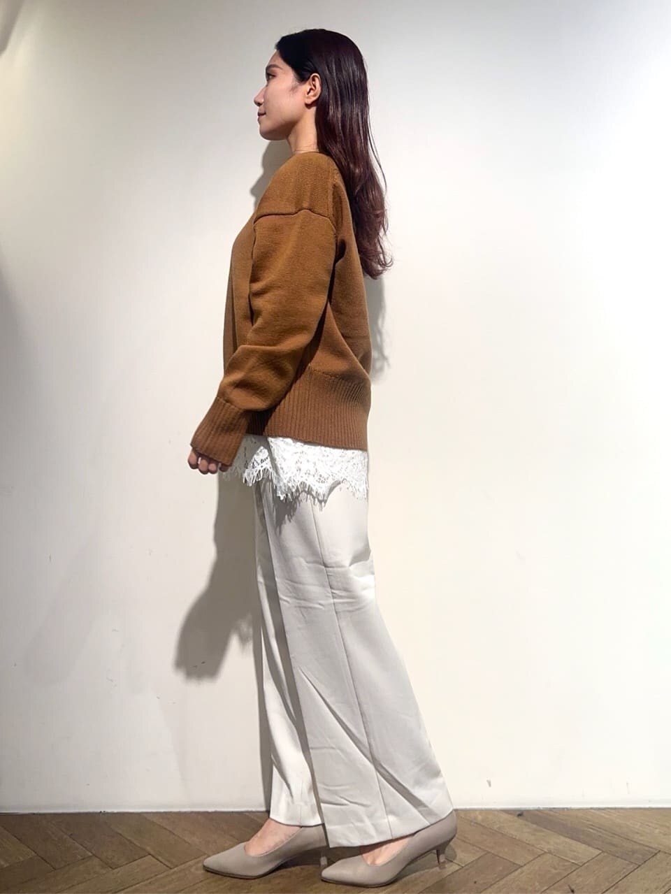 ホワイト系のダウンジャケット/コート、イエロー系のニット/セーター、ホワイト系のTシャツ/カットソーを着用したレディースの冬コーディネートの7枚目の写真