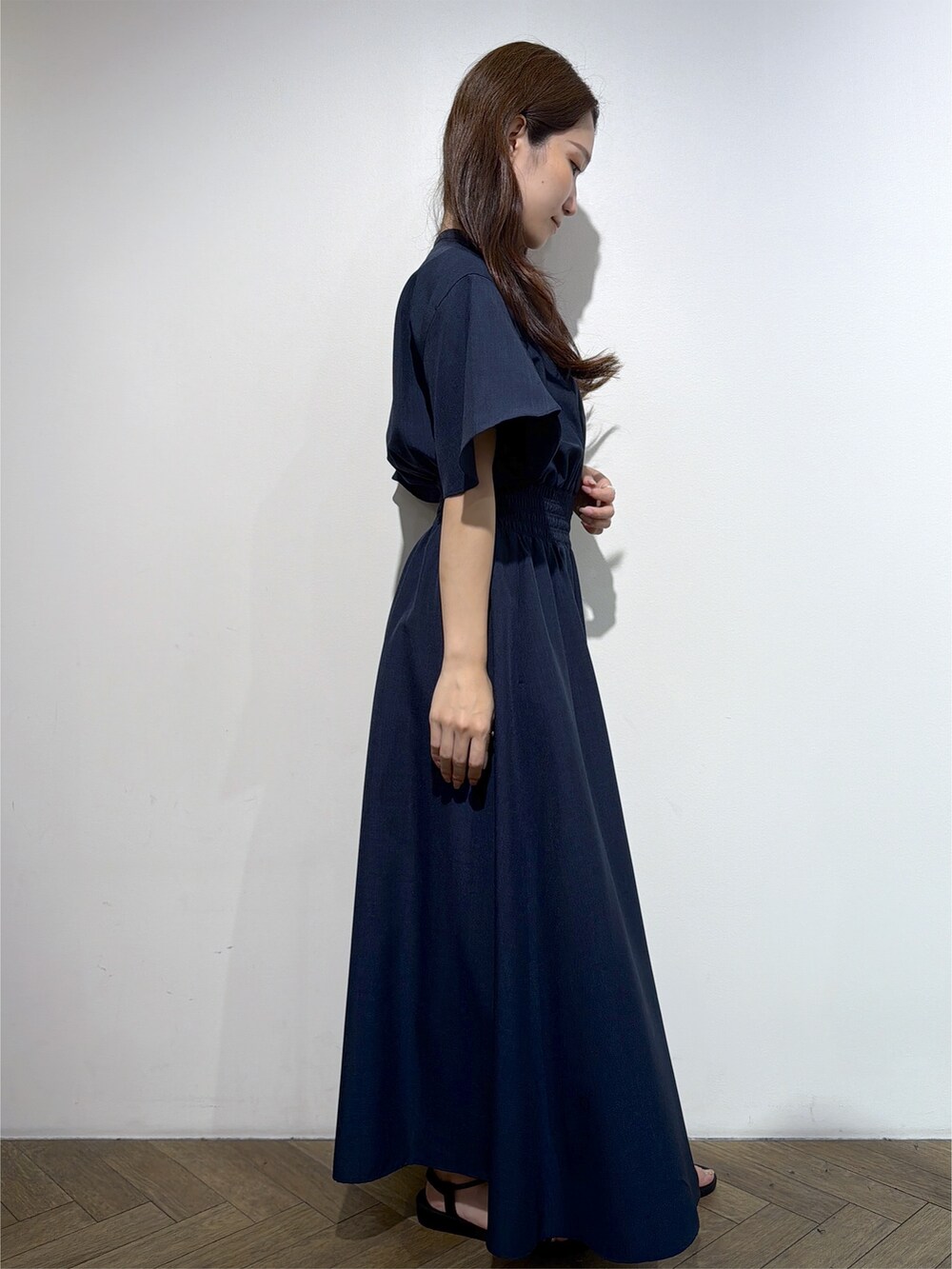 ブルー系のワンピース、シルバー系のショルダーバッグ、ブラック系のサンダルを着用したレディースの夏コーディネートの7枚目の写真