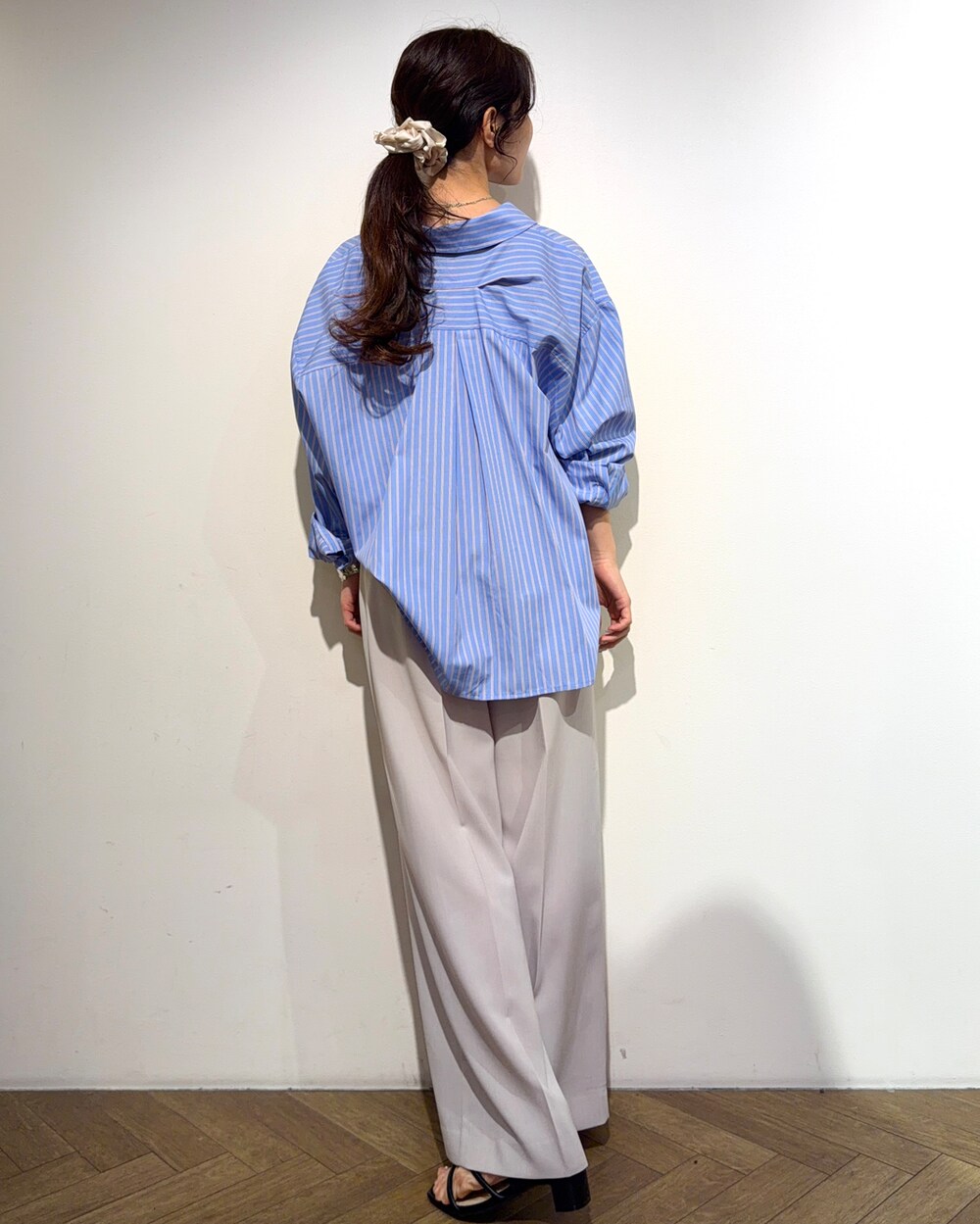 ブルー系のシャツ/ブラウス、ベージュ系のその他パンツ、ブラック系のサンダルを着用したレディースの春コーディネートの3枚目の写真