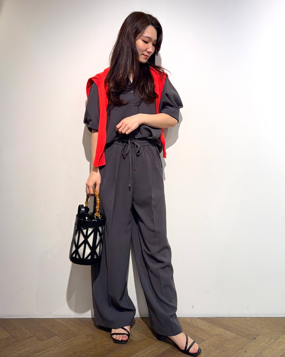 グレー系のシャツ/ブラウス、グレー系のその他パンツ、ブラック系のサンダルを着用したレディースの春コーディネートの6枚目の写真