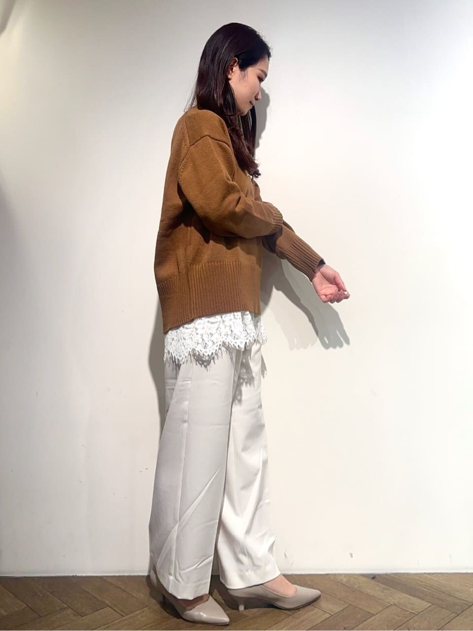イエロー系のニット/セーター、ホワイト系のTシャツ/カットソー、ホワイト系のその他パンツを着用したレディースの秋コーディネートの6枚目の写真