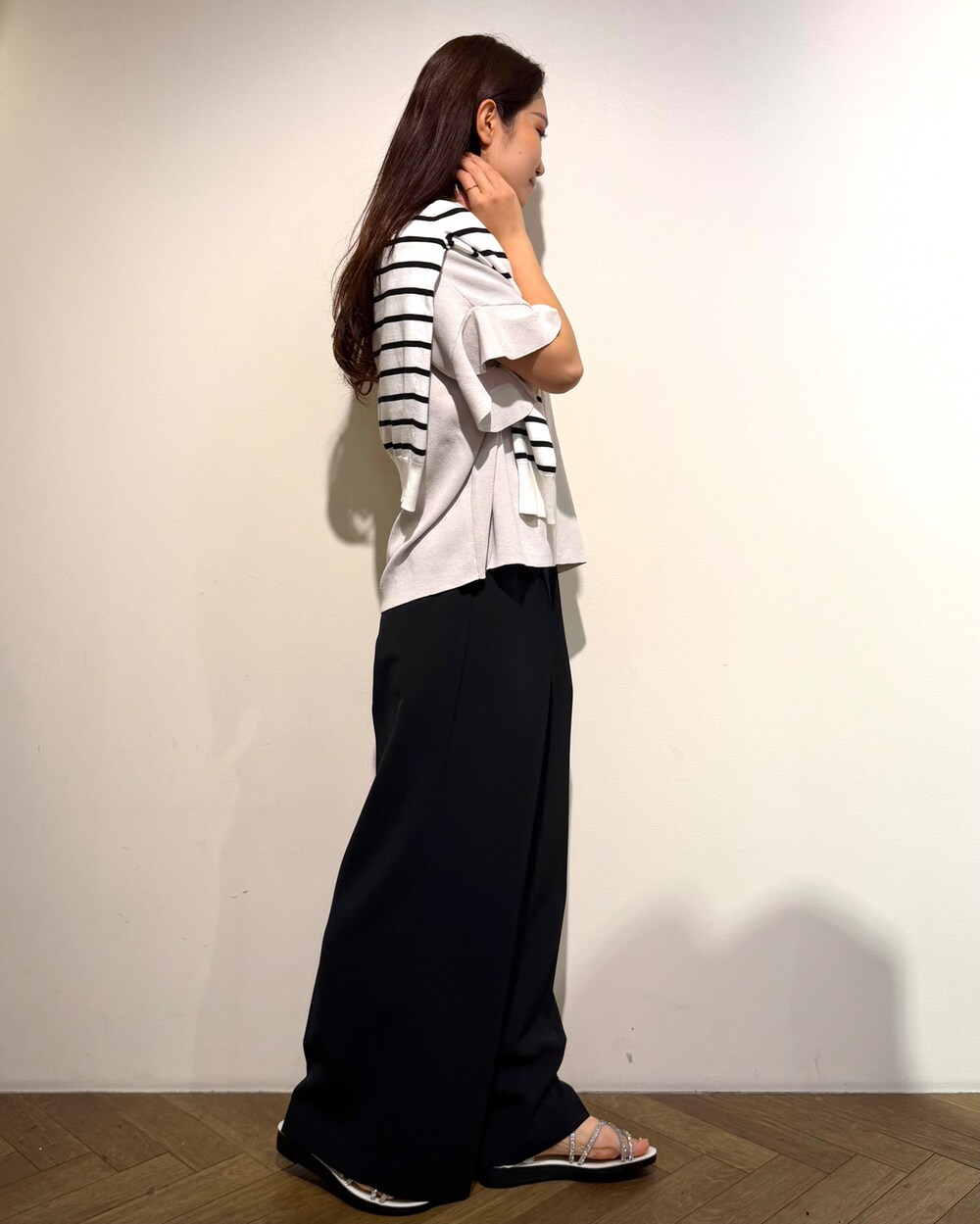 ベージュ系のニット/セーター、ホワイト系のカーディガン/ボレロ、ブラック系のその他パンツを着用したレディースの春コーディネートの6枚目の写真