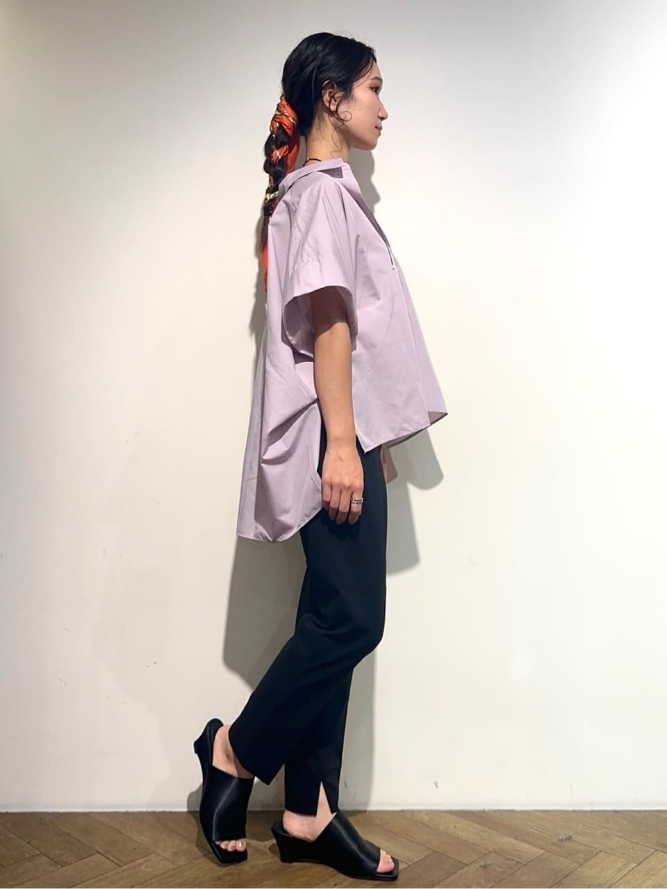 パープル系のシャツ/ブラウス、ブラック系のその他パンツ、ブラック系のサンダルを着用したレディースの夏コーディネートの4枚目の写真