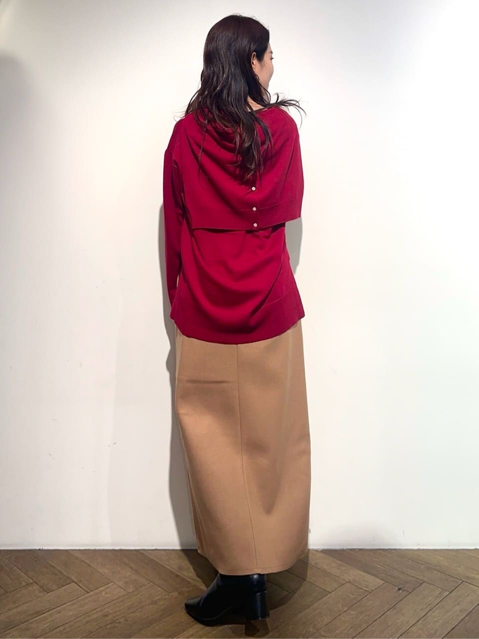 レッド系のニット/セーター、レッド系のカーディガン/ボレロ、イエロー系のスカートを着用したレディースの冬コーディネートの5枚目の写真