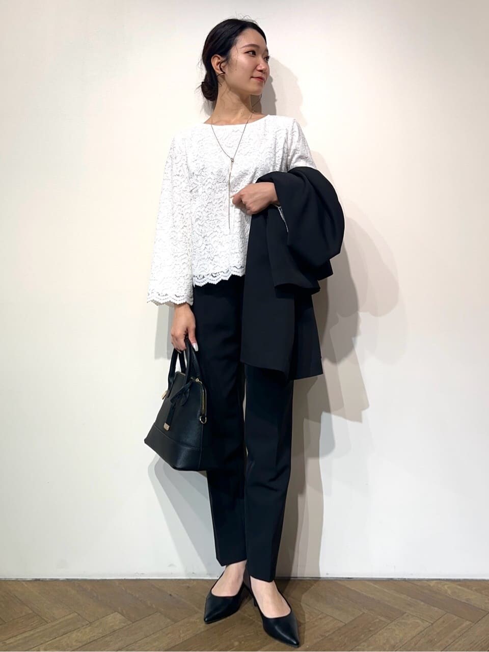 ブルー系のノーカラーコート、ホワイト系のシャツ/ブラウス、ブラック系のその他パンツを着用したレディースの冬コーディネートの6枚目の写真