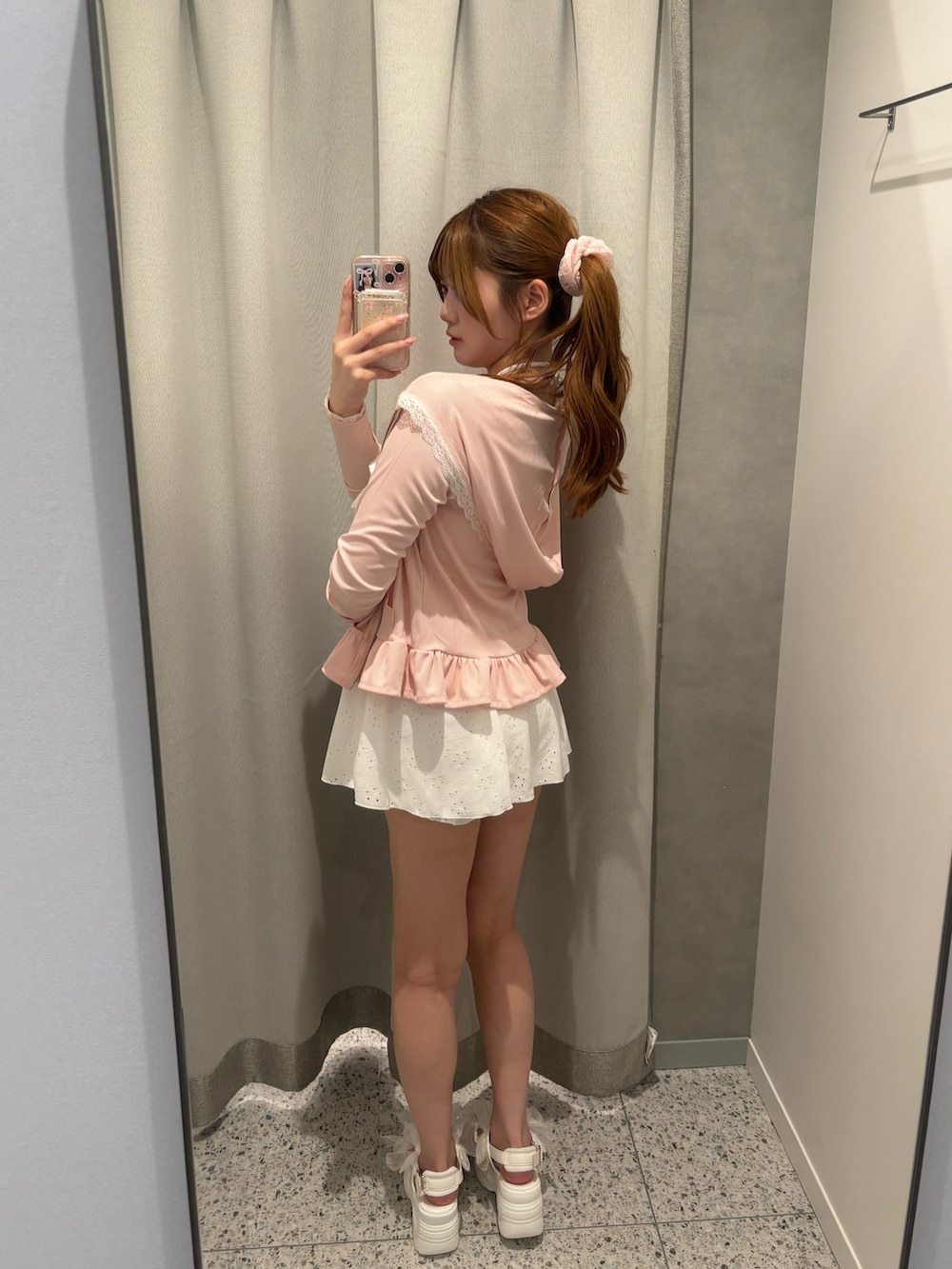 ホワイト系のサンダル、ピンク系のパーカー、ホワイト系の水着を着用したレディースの夏コーディネートの3枚目の写真