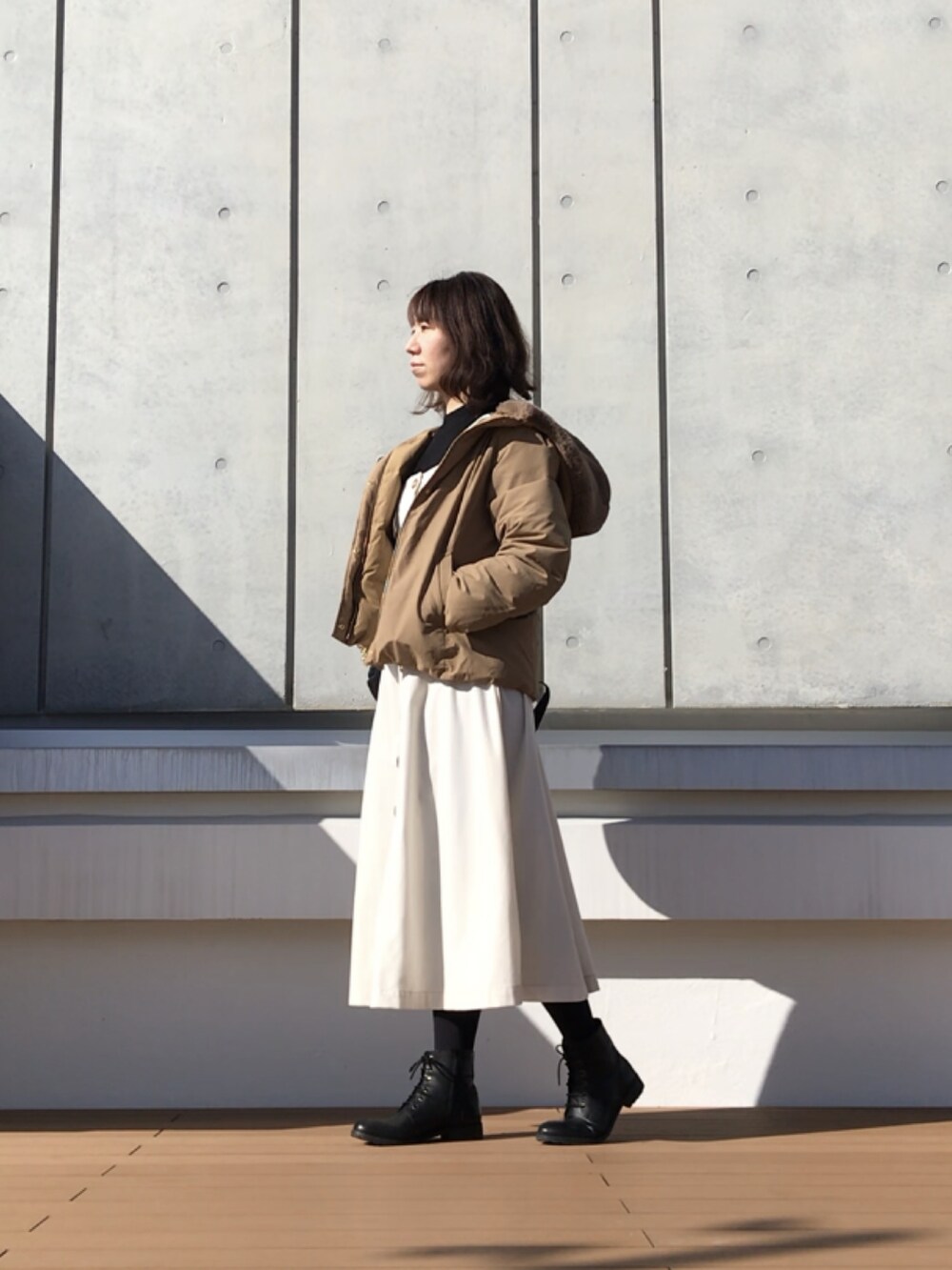 「GU、Avail、アベイル、しまむら、プチプラ、プチプラコーデ、サロペット、デニムサロペット、大人カジュアル、大人ガーリー、ジャンパースカート」｜「a.v.vのアイテム（ダウンジャケット/コート、ベージュ系）」を使った、maiさん（レディース・164cm）の冬コーディネートの2枚目の写真