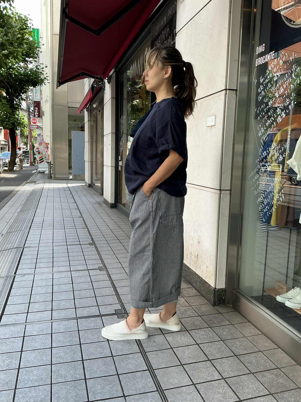 その他のTシャツ/カットソー、その他のパンツ、ホワイト系のスリッポンを着用したレディースの夏コーディネートの2枚目の写真