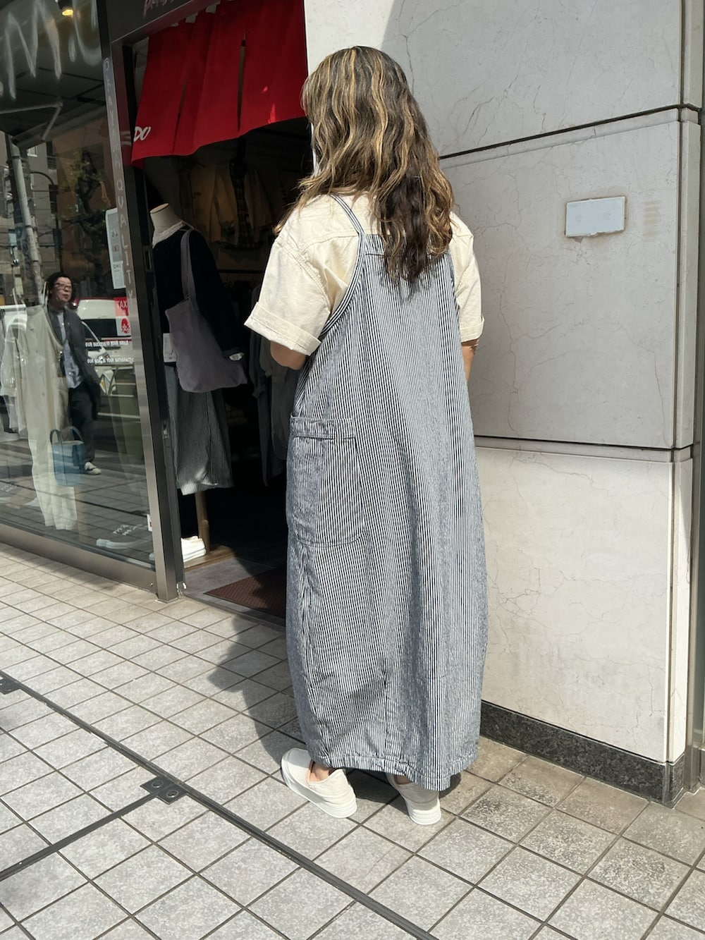 その他のジャンパースカート、その他のシャツ/ブラウス、ホワイト系のスリッポンを着用したレディースの春コーディネートの2枚目の写真
