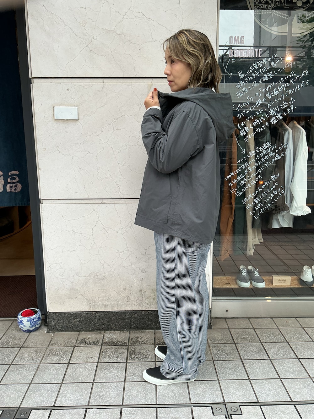 ホワイト系のTシャツ/カットソー、グレー系のマウンテンパーカー、その他のデニムパンツを着用したレディースの秋コーディネートの2枚目の写真