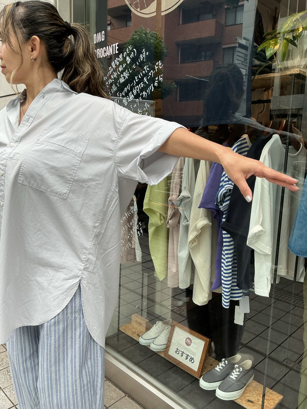 ホワイト系のシャツ/ブラウス、ブルー系のパンツ、ホワイト系のスリッポンを着用したレディースの夏コーディネートの3枚目の写真