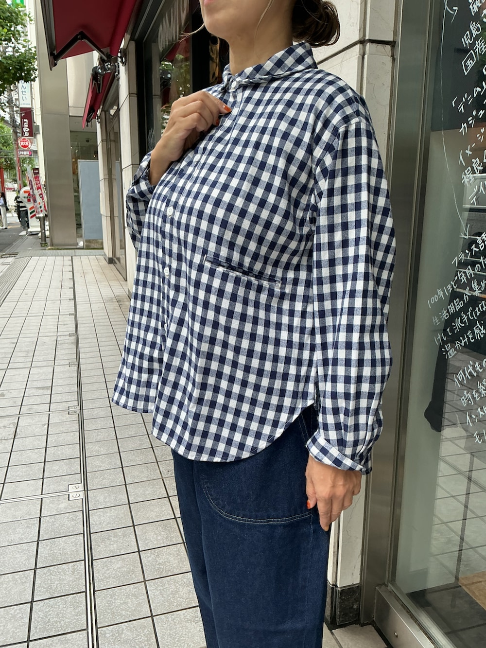 その他のTシャツ/カットソー、ブルー系のデニムパンツ、ブラック系のスニーカーを着用したレディースの秋コーディネートの3枚目の写真
