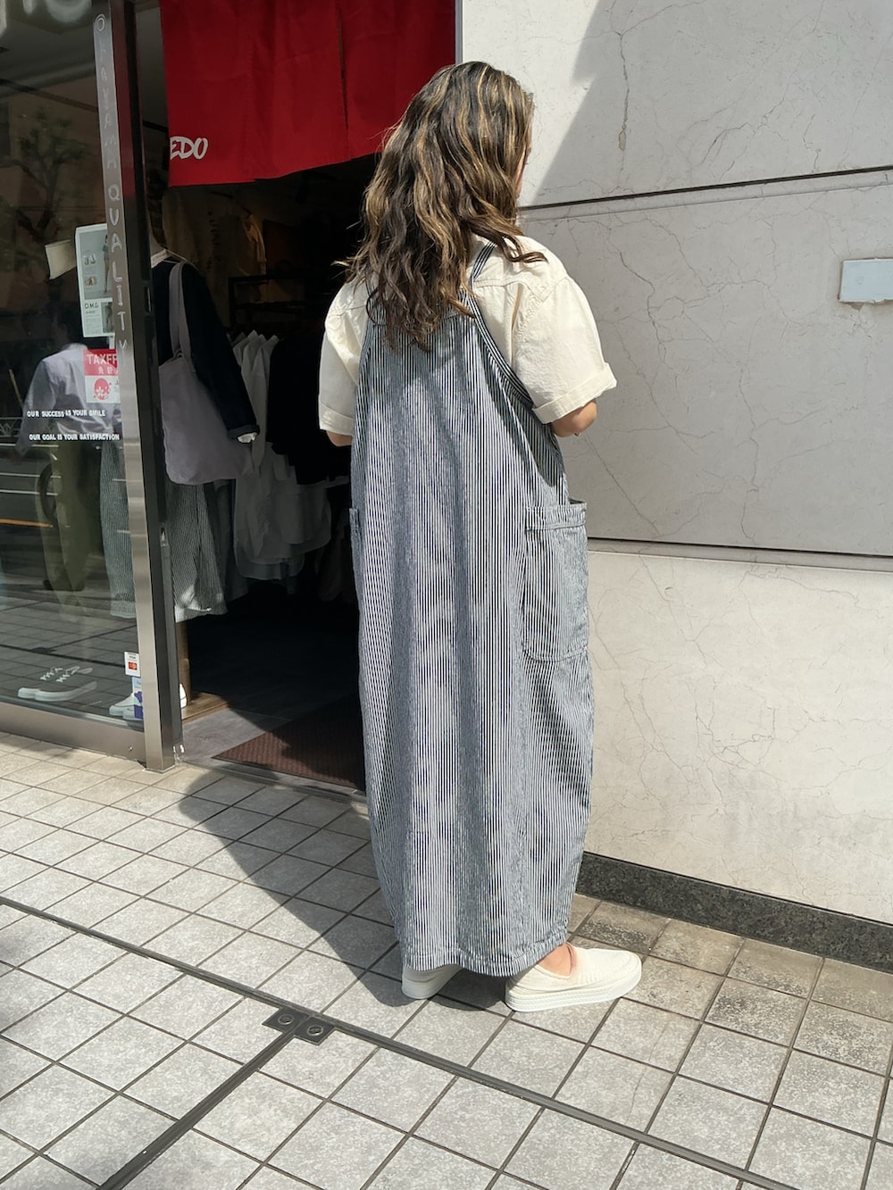 その他のジャンパースカート、その他のシャツ/ブラウス、ホワイト系のスリッポンを着用したレディースの春コーディネートの3枚目の写真