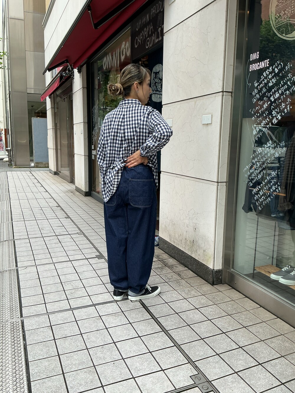 その他のTシャツ/カットソー、ブルー系のデニムパンツ、ブラック系のスニーカーを着用したレディースの秋コーディネートの2枚目の写真