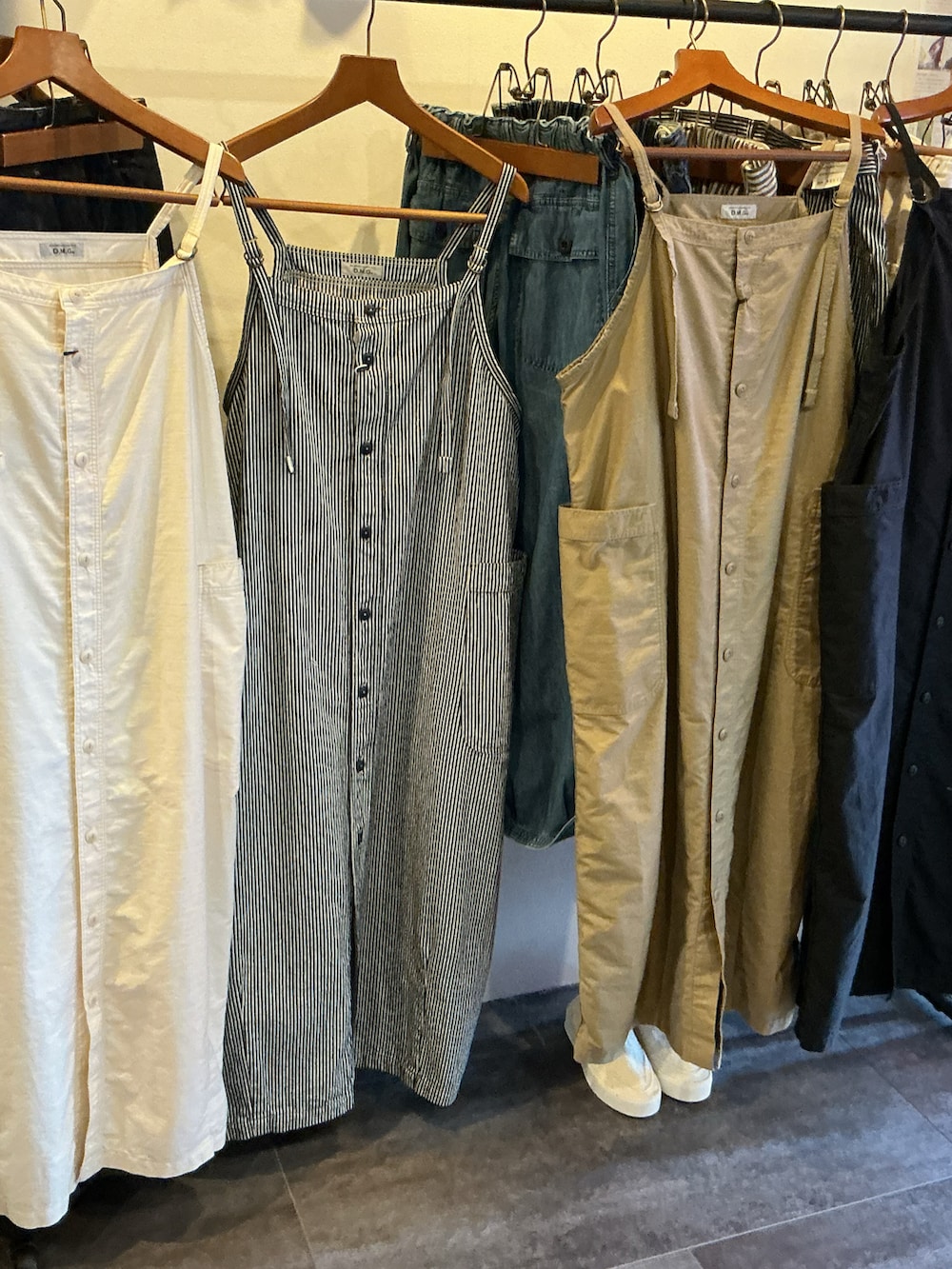 その他のジャンパースカート、その他のシャツ/ブラウス、ホワイト系のスリッポンを着用したレディースの春コーディネートの4枚目の写真