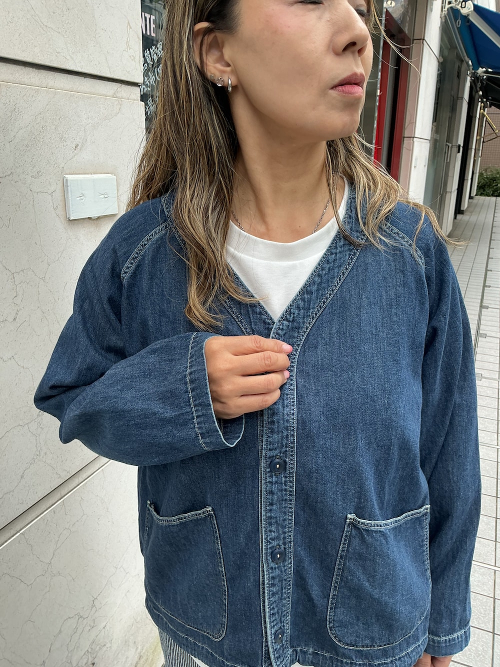 ブルー系のジャケット/アウター、ホワイト系のTシャツ/カットソー、ブラック系のスニーカーを着用したレディースの秋コーディネートの4枚目の写真