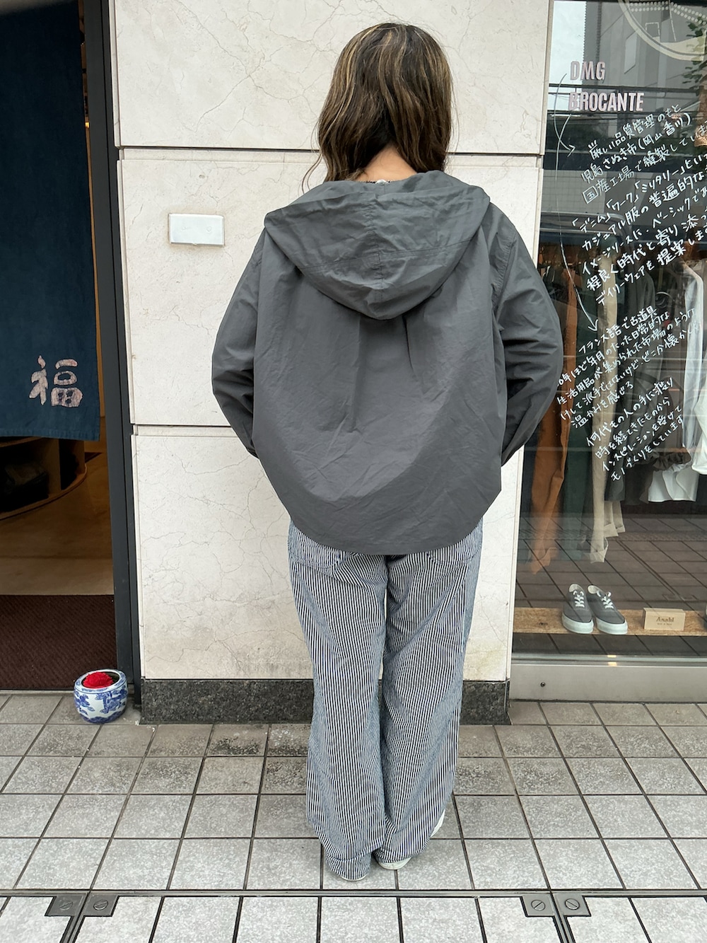ホワイト系のTシャツ/カットソー、グレー系のマウンテンパーカー、その他のデニムパンツを着用したレディースの秋コーディネートの3枚目の写真